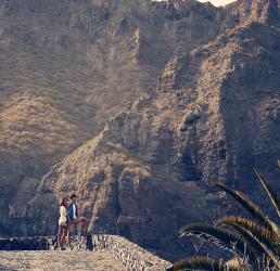 Pareja al borde del mirador del Barranco de Masca