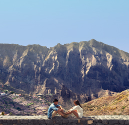 Paar am Aussichtspunkt von Masca mit den Bergen im Hintergrund