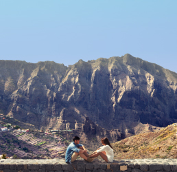 Pareja en el mirador de Masca con las montañas de fondo