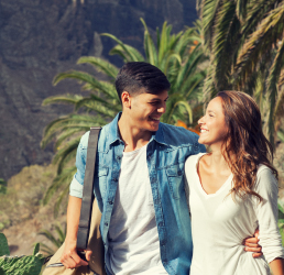 Pareja sonrientes de paseo por Masca