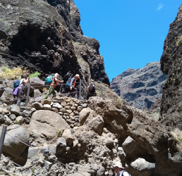 Wanderer genießen den Wanderweg von Masca